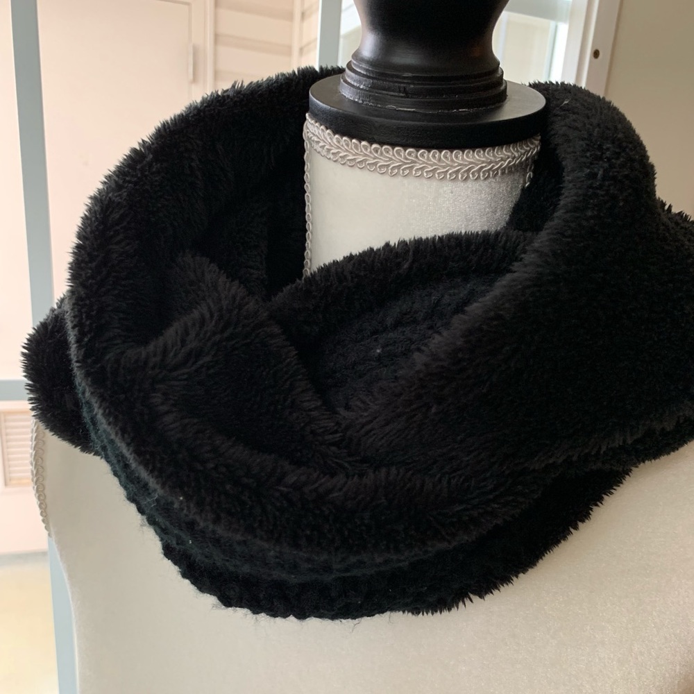 SOLD SOLD SOLD: Ugg Scarf - Picture 3 of 6